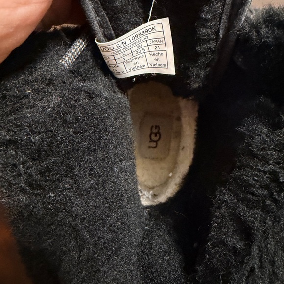 UGG Black Fleece-Lined Boots
UGG Kids Butte II Black Boot - Picture 3 of 8